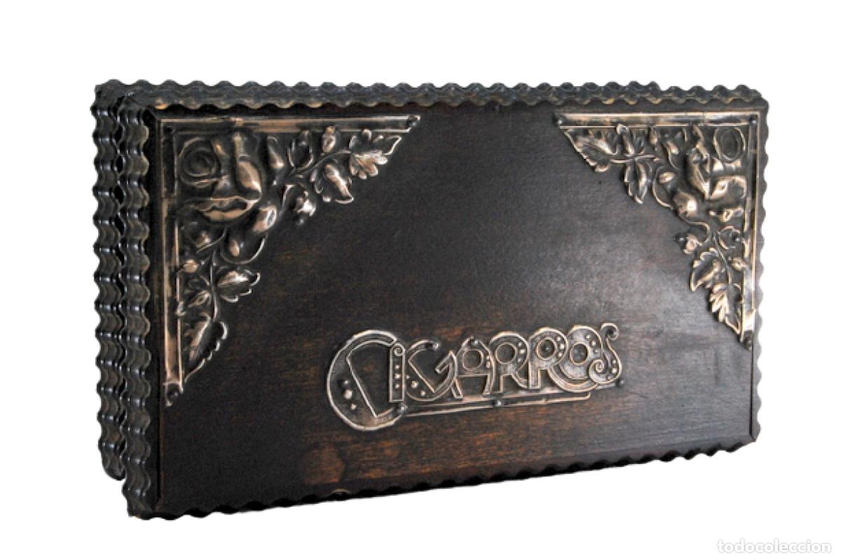 Oggetti Antichi: Caja de cigarrillos, realizada en madera y plata.