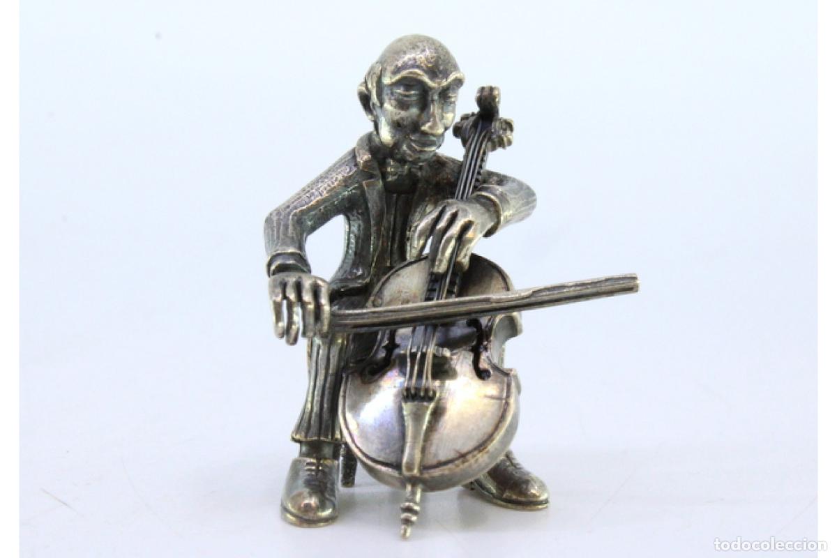 Antig&uuml;edades: M&uacute;sico vestido de plata tocando el violonchelo - Foto 2