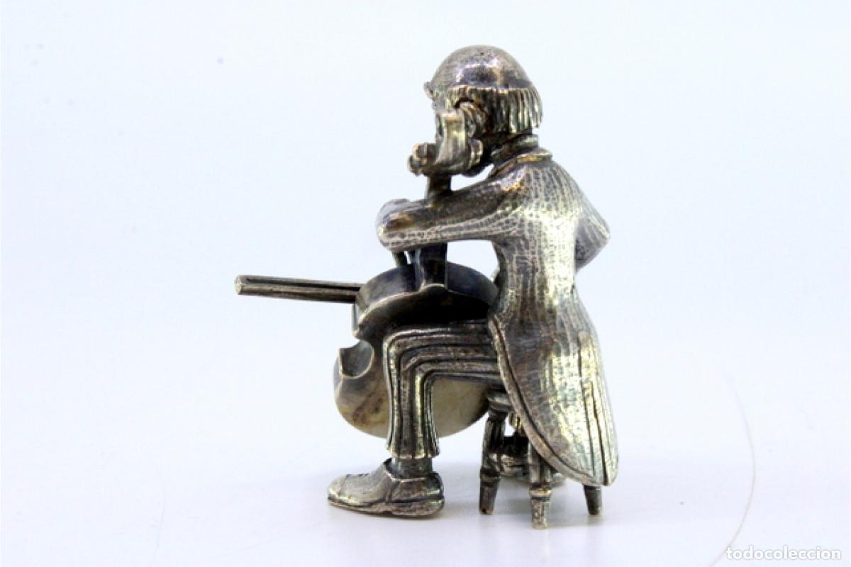 Antig&uuml;edades: M&uacute;sico vestido de plata tocando el violonchelo - Foto 3
