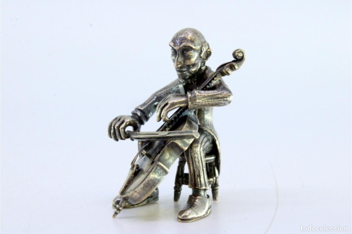 Antig&uuml;edades: M&uacute;sico vestido de plata tocando el violonchelo - Foto 4
