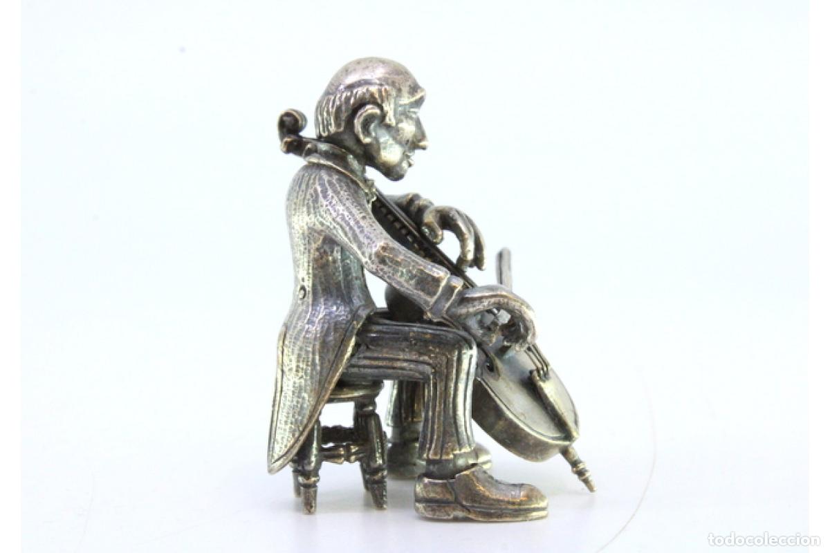 Antig&uuml;edades: M&uacute;sico vestido de plata tocando el violonchelo - Foto 5