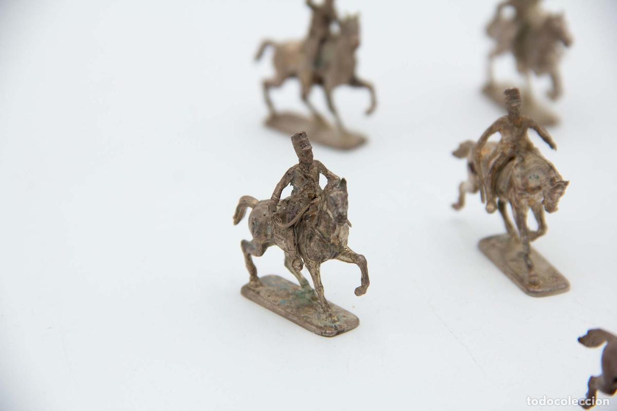 Antig&uuml;edades: Conjunto de 13 figuras militares de plata - Foto 3