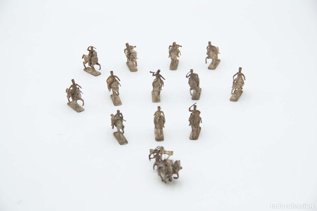 Antig&uuml;edades: Conjunto de 13 figuras militares de plata - Foto 1