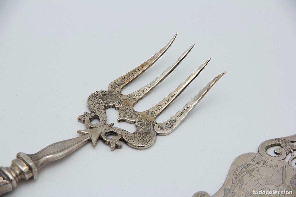 Antig&uuml;edades: Tenedor y cuchillo de plata para servir pescado. - Foto 2