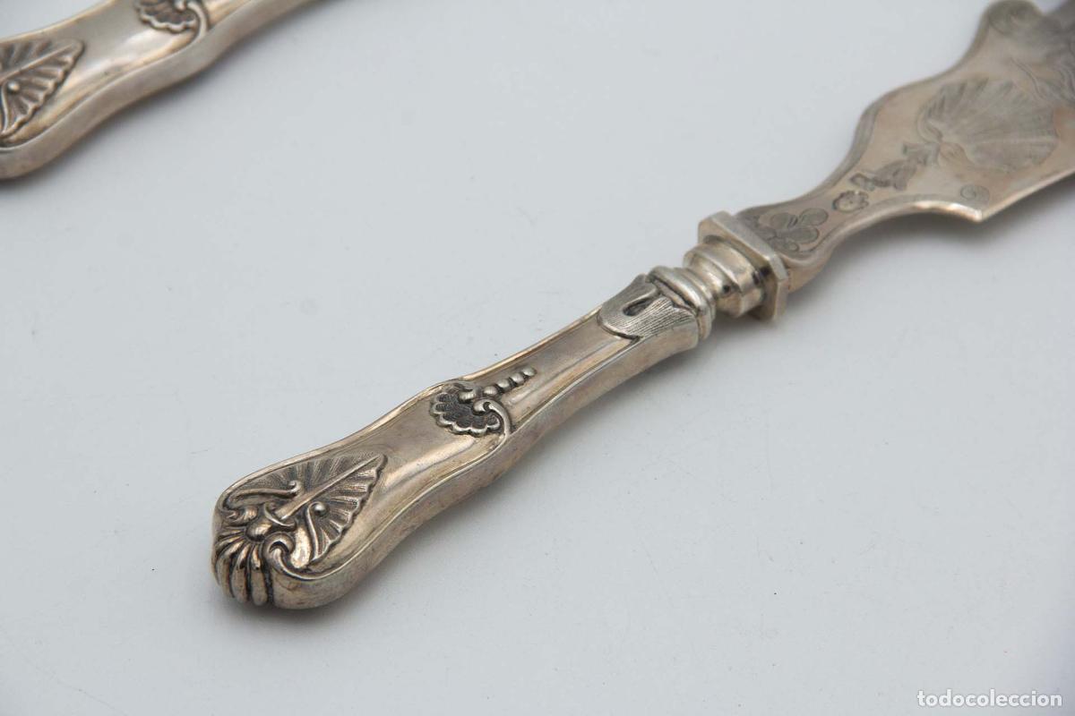 Antig&uuml;edades: Tenedor y cuchillo de plata para servir pescado. - Foto 3