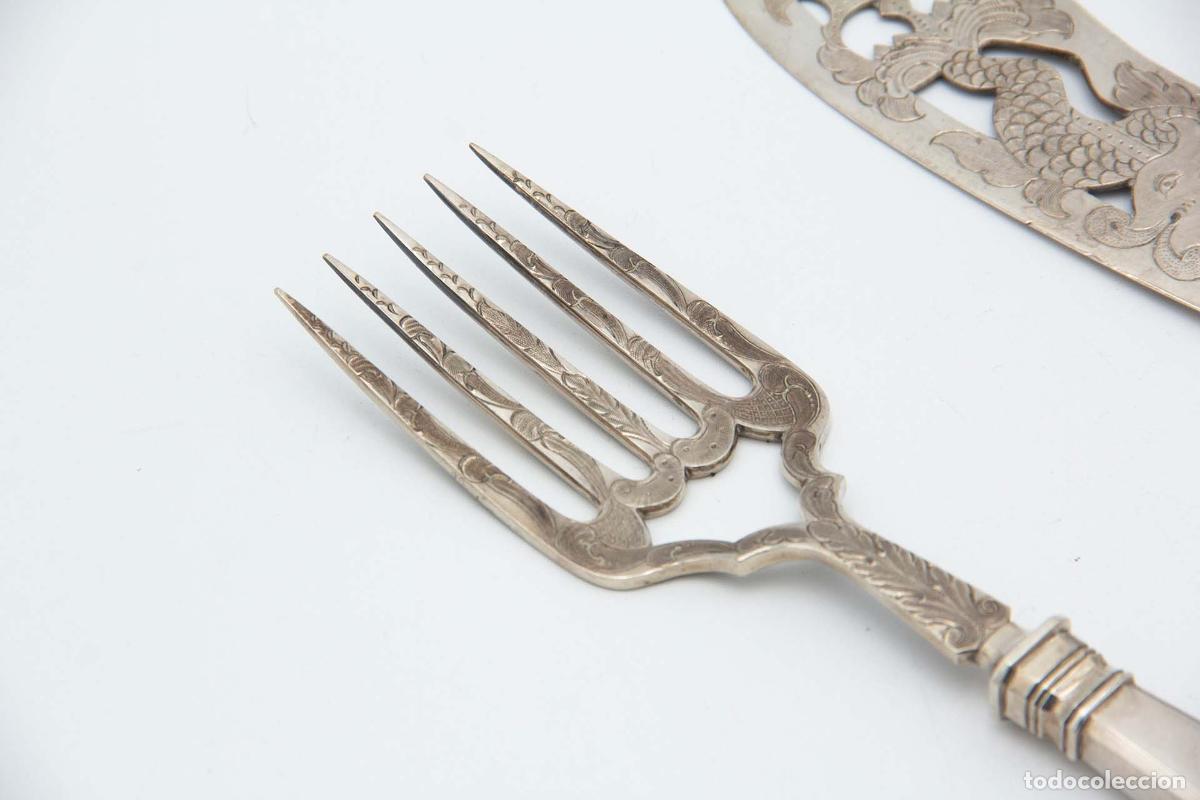 Antig&uuml;edades: Tenedor y cuchillo de plata para servir pescado. - Foto 2