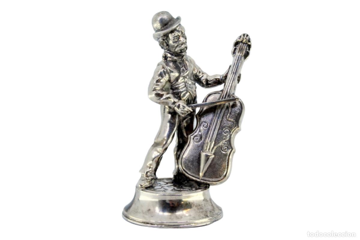 Antig&uuml;edades: M&uacute;sico de plata, tocando el violonchelo. - Foto 1
