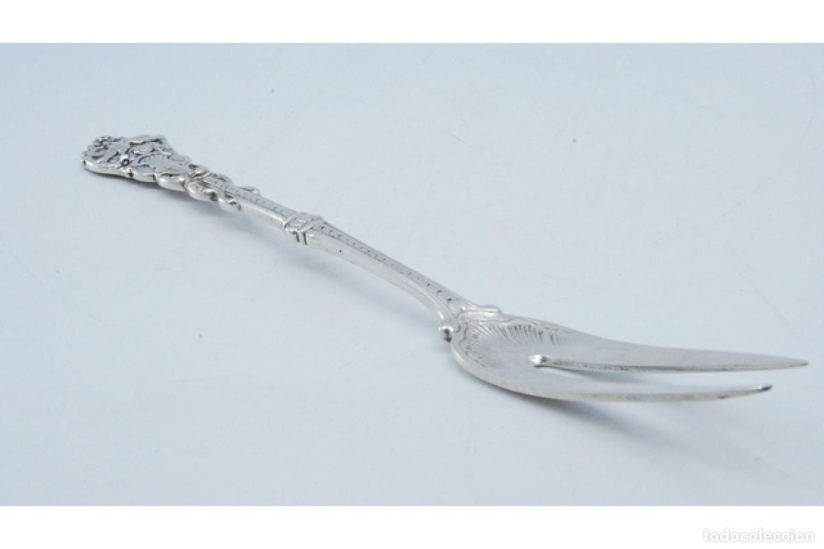 Antig&uuml;edades: Tenedor de plata, para servir encurtidos - Foto 3