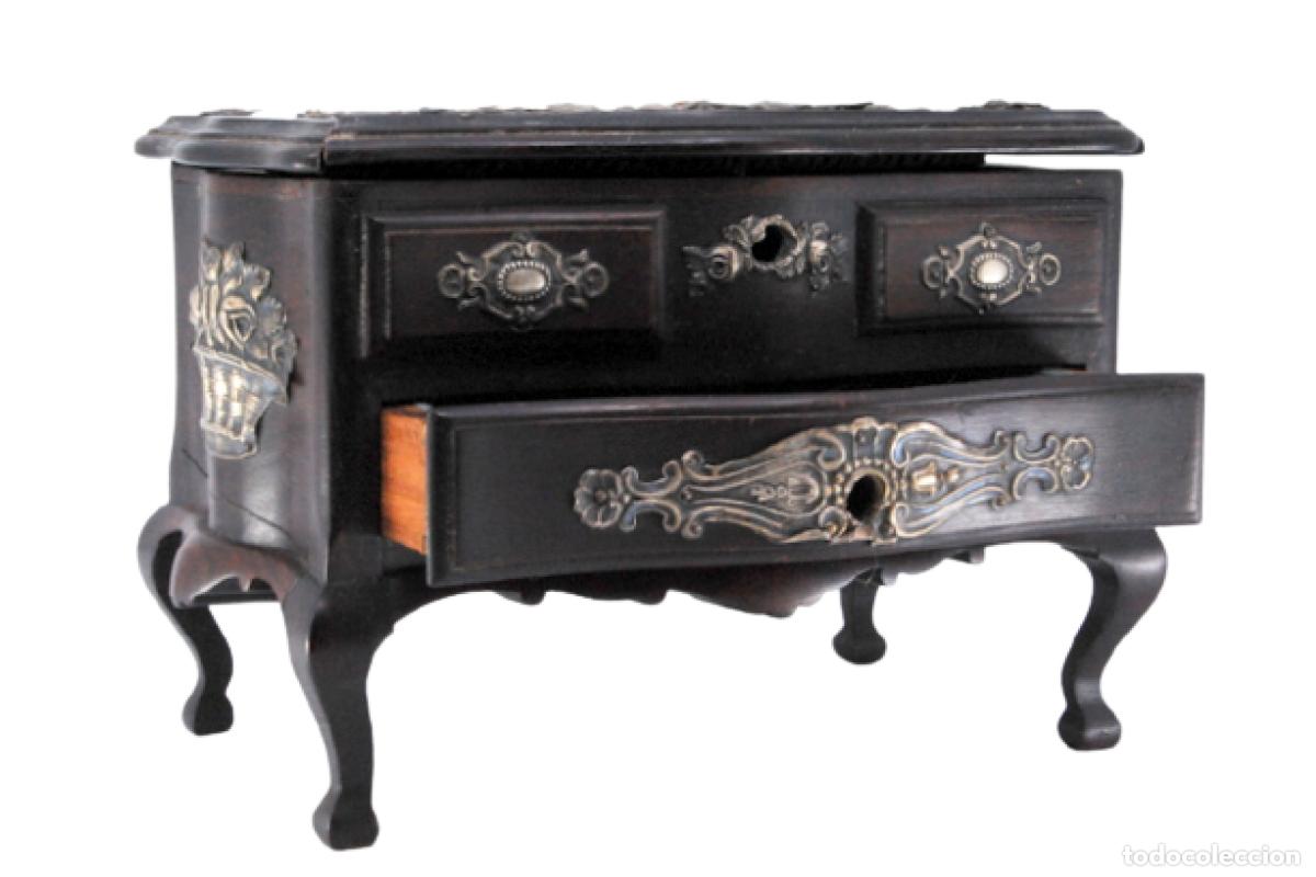 Antig&uuml;edades: Joyero, fabricado en madera y plata.