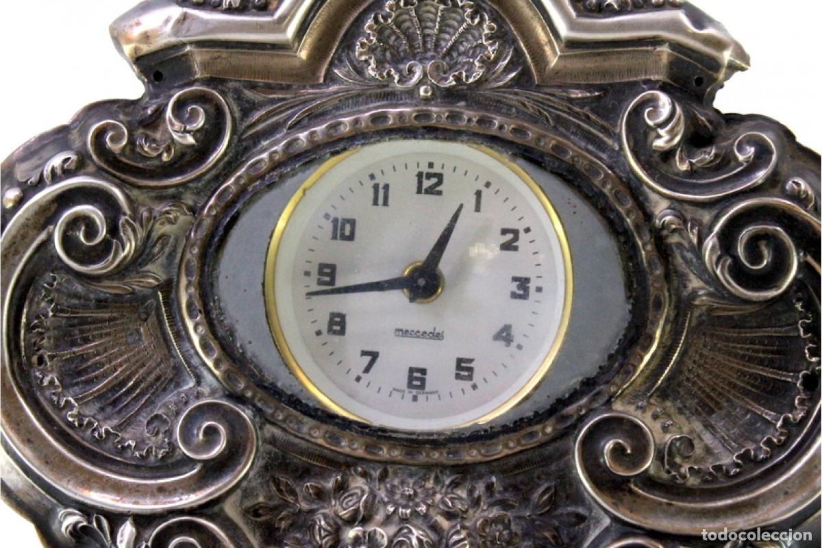 Antig&uuml;edades: Reloj de mesa, madera y plata. - Foto 2