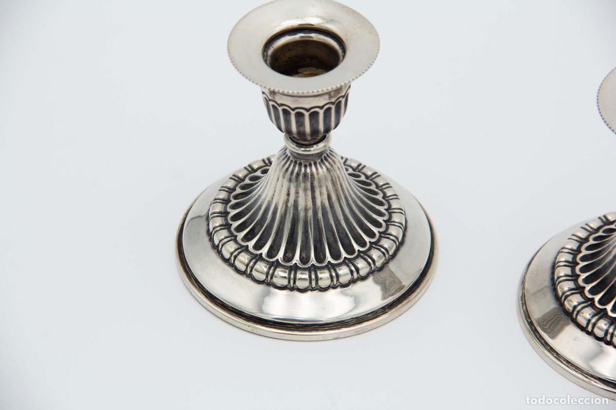 Antig&uuml;edades: Par de candelabros de plata - Foto 2