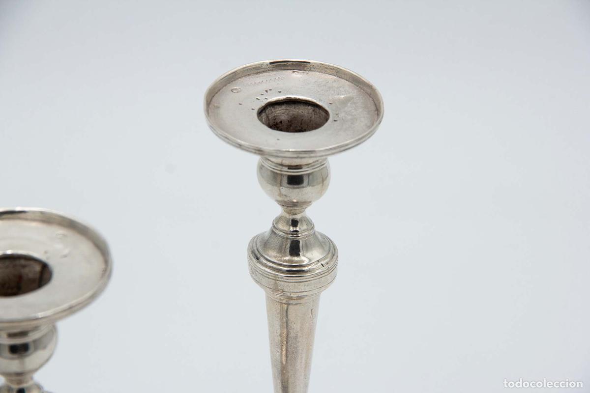 Antig&uuml;edades: Par de candelabros de plata - Foto 3