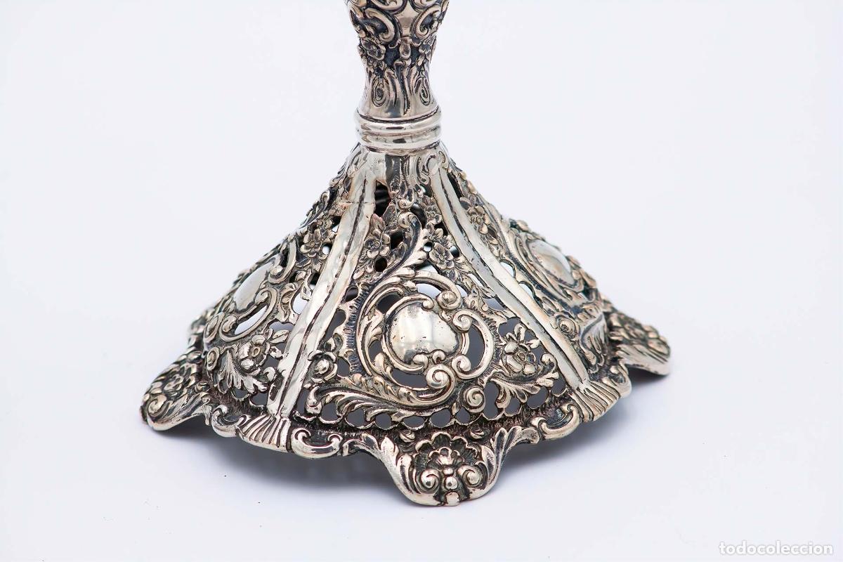 Antig&uuml;edades: Par de candelabros de plata - Foto 2