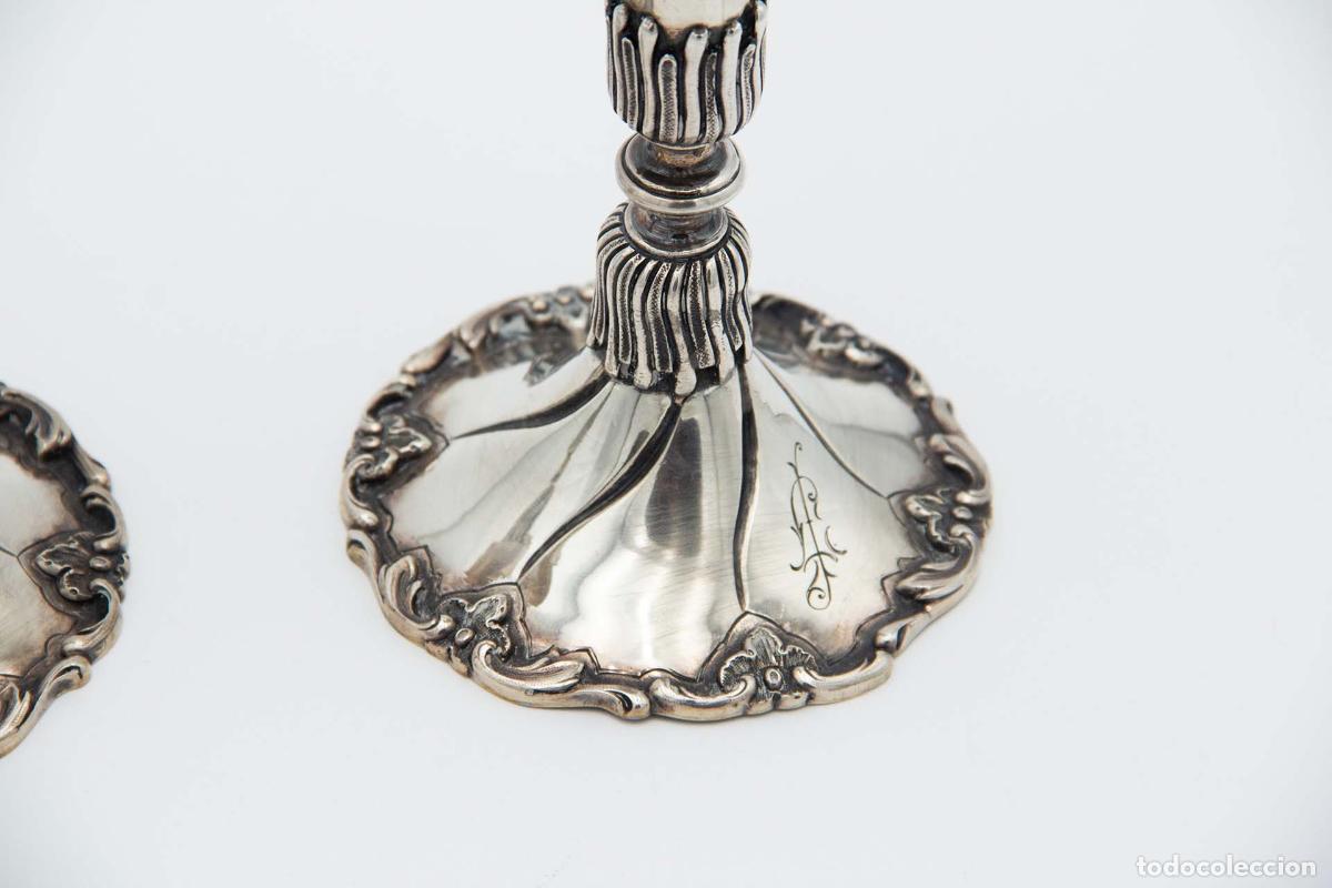 Antig&uuml;edades: Par de candelabros de plata - Foto 2