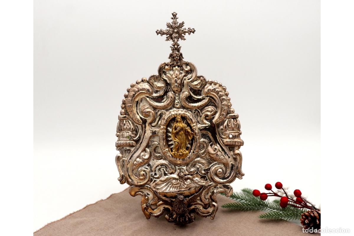Antiques: Pila de agua bendita, en plata dorada.