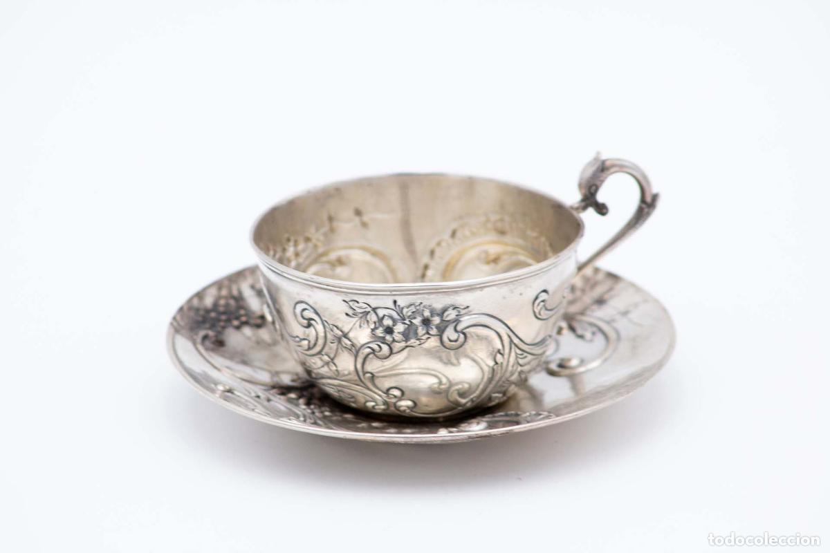 Antig&uuml;edades: Taza y platillo, en plata.
