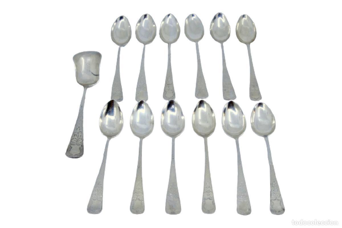 Antiguidades: Juego de 12 cucharas para caf&eacute; y azucarero, en color plata.