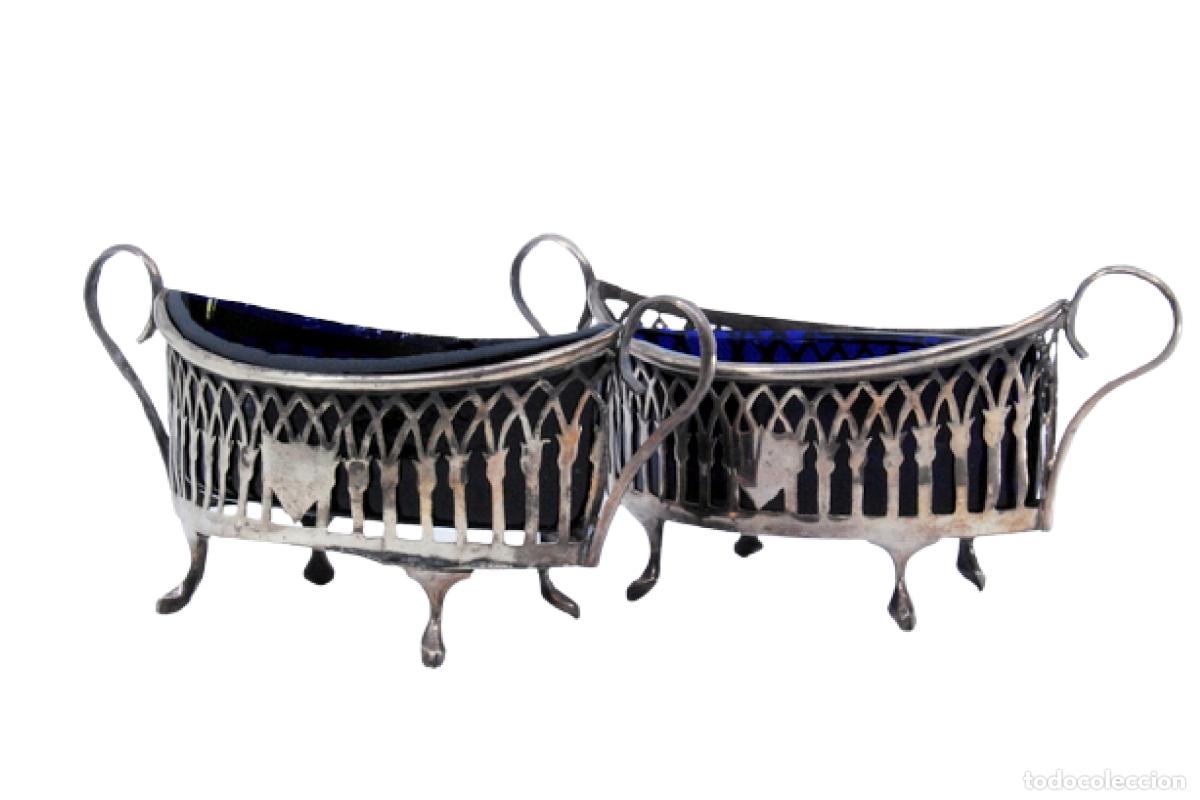 Antiguidades: Salero y pimentero, en color plata.