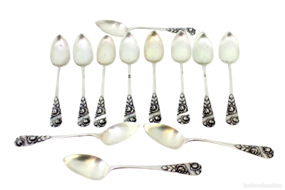 Antiguidades: Juego de 12 cucharas de postre de plata