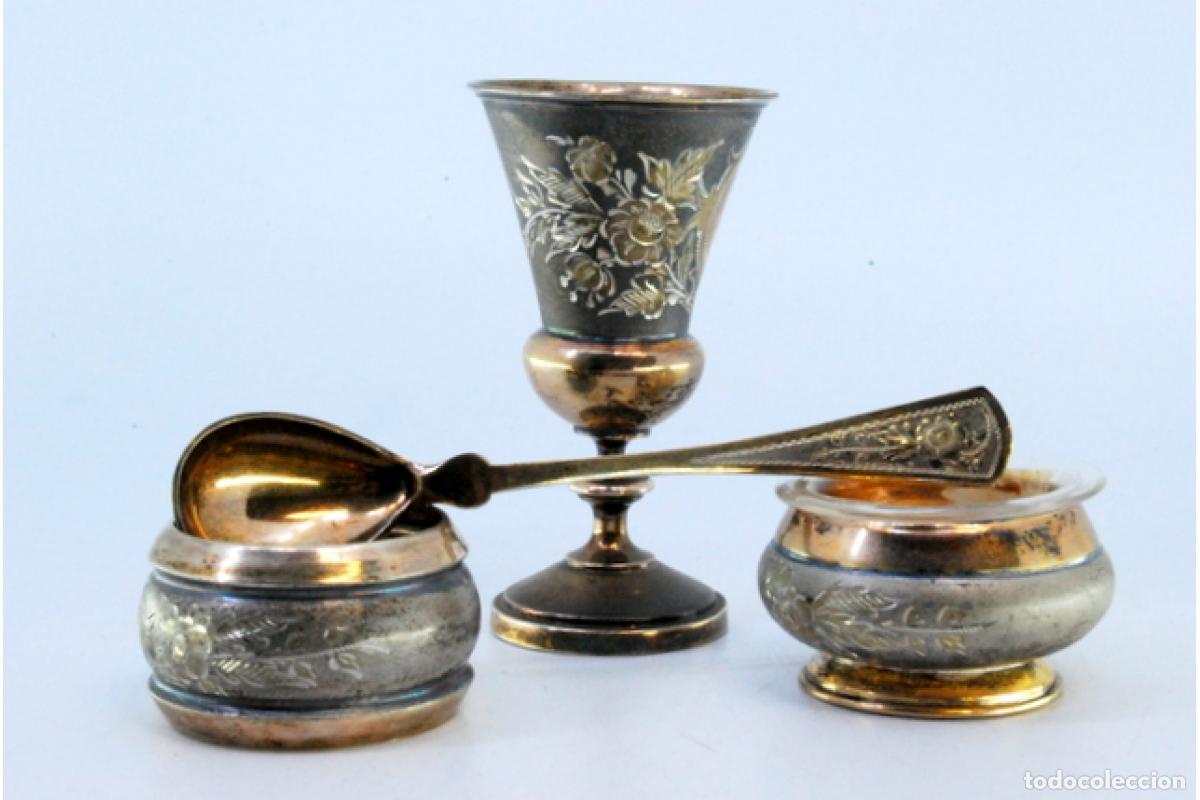 Antig&uuml;edades: Conjunto de c&aacute;liz, cuchara, recipiente y anillo, en plata. - Foto 2