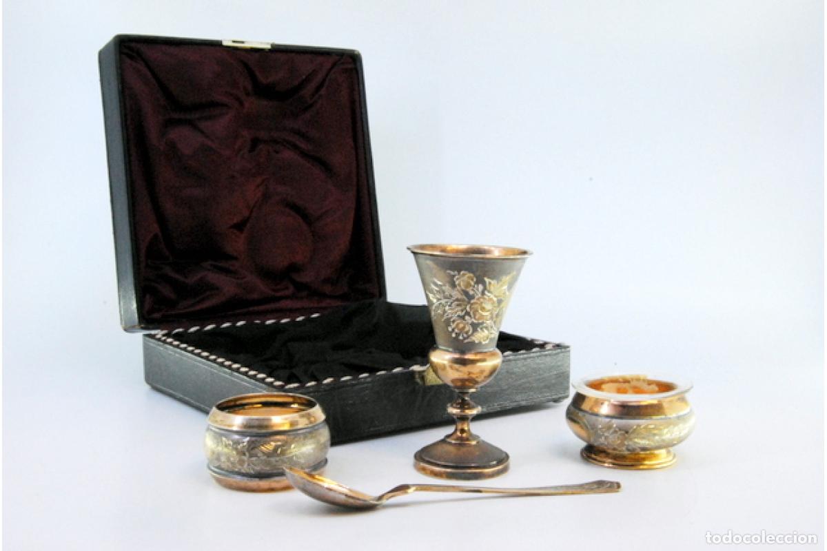 Antig&uuml;edades: Conjunto de c&aacute;liz, cuchara, recipiente y anillo, en plata. - Foto 5