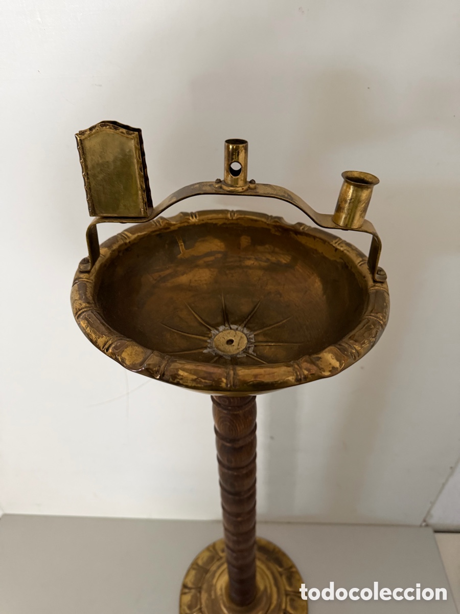 Antig&uuml;edades: Antiguo cenicero de pie madera y lat&oacute;n - Foto 2
