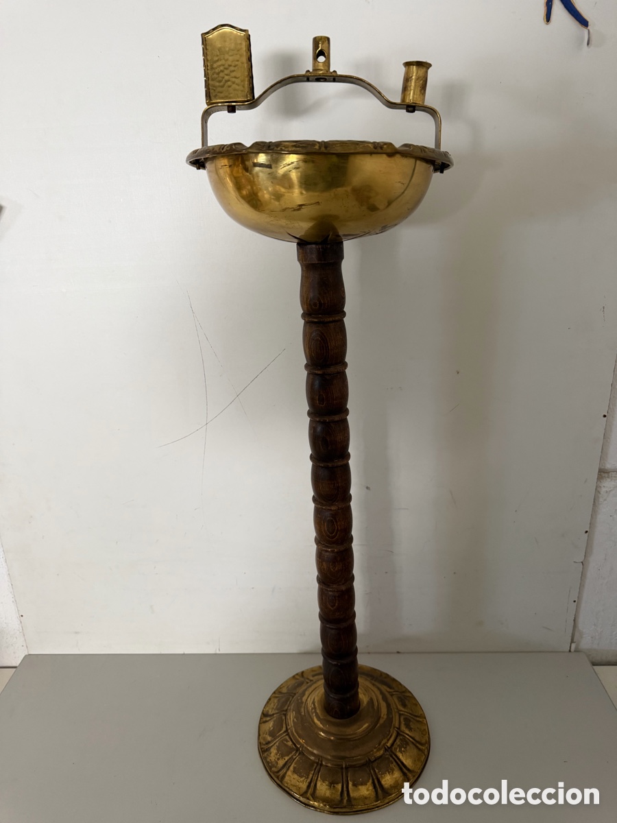 Antig&uuml;edades: Antiguo cenicero de pie madera y lat&oacute;n - Foto 1