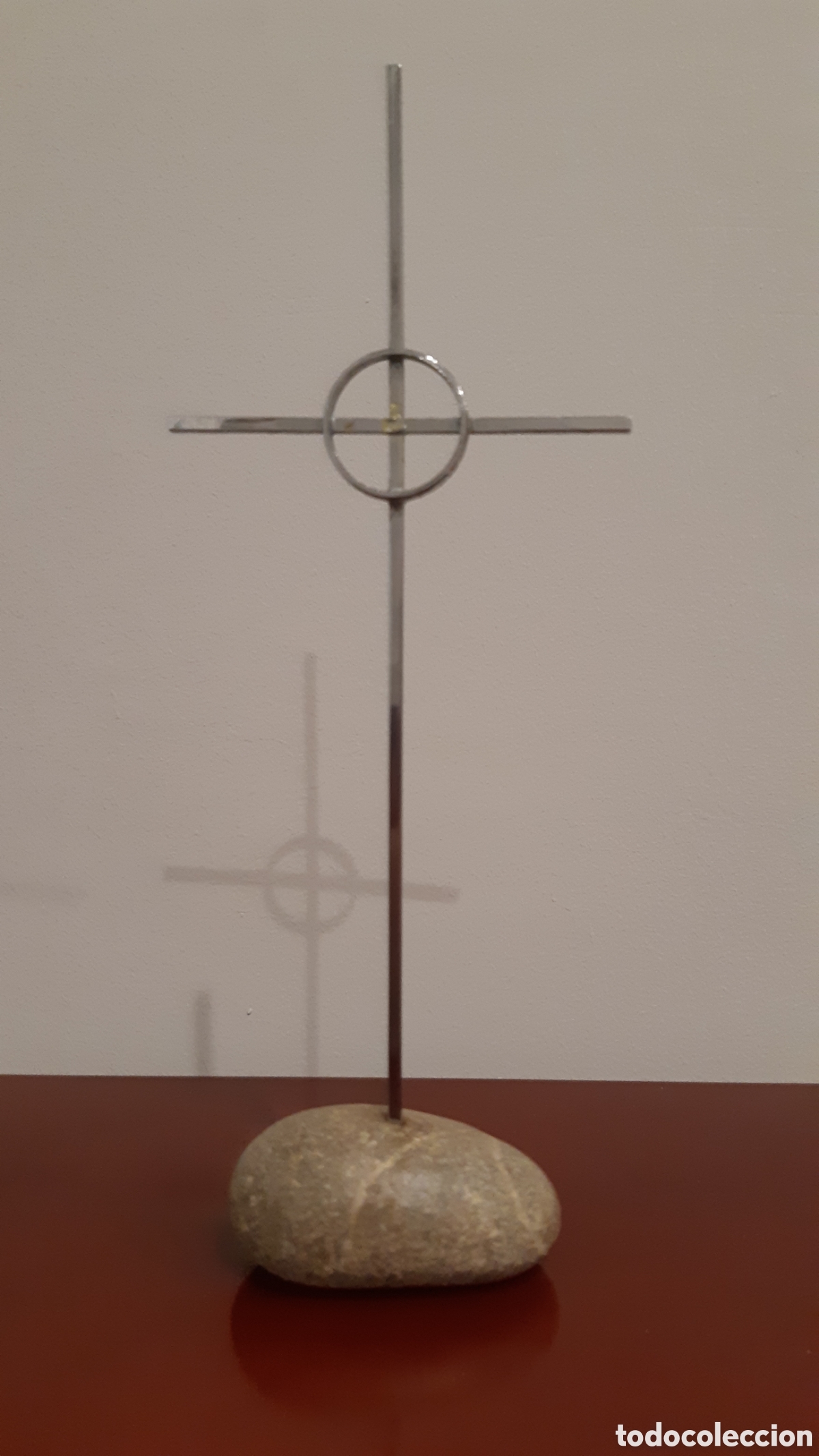 Antig&uuml;edades: Cruz metal con base de piedra - Foto 1