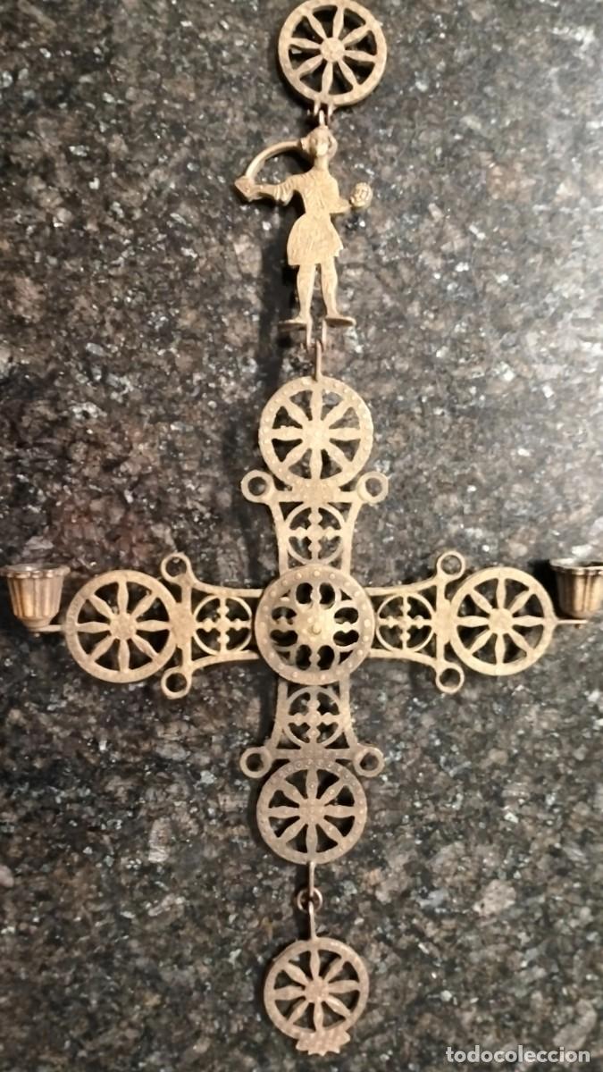 Antig&uuml;edades: CRUZ BIZANTINA DE BRONCE tipo candelabro colgante. Grecia. Antiguo