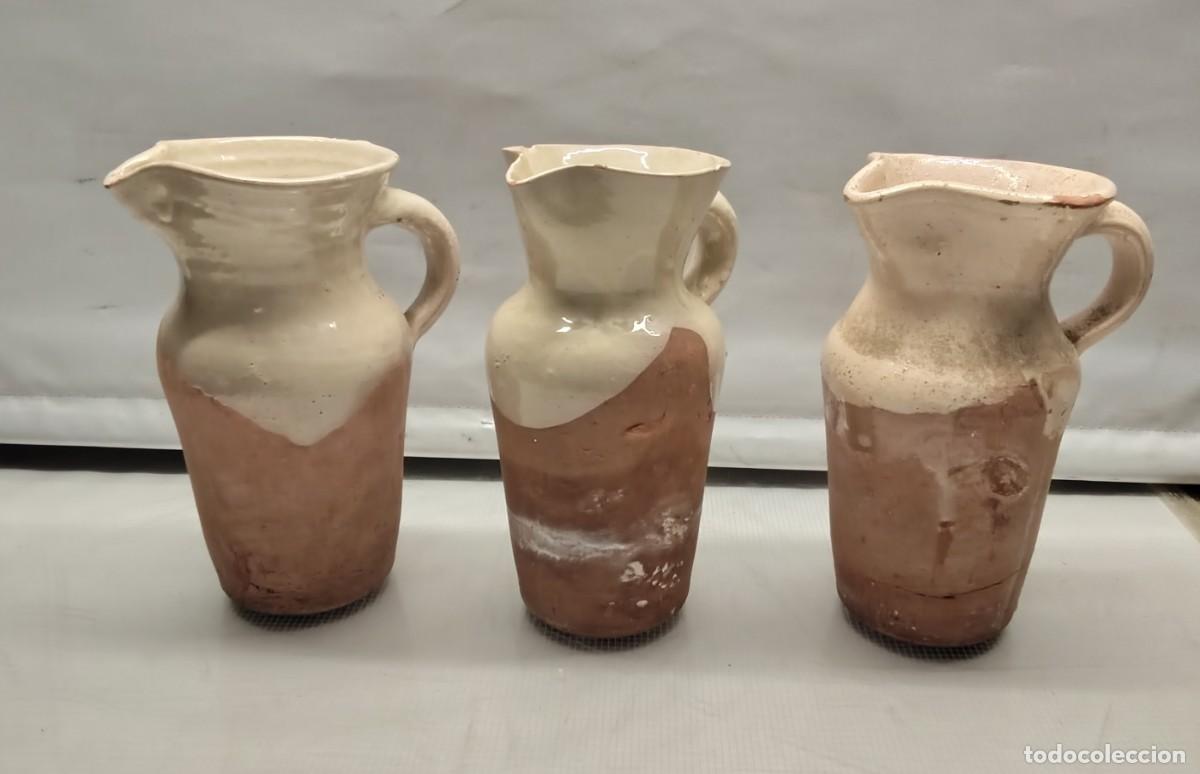 Antig&uuml;edades: Conjunto de jarras en cer&aacute;mica vasca - Foto 1