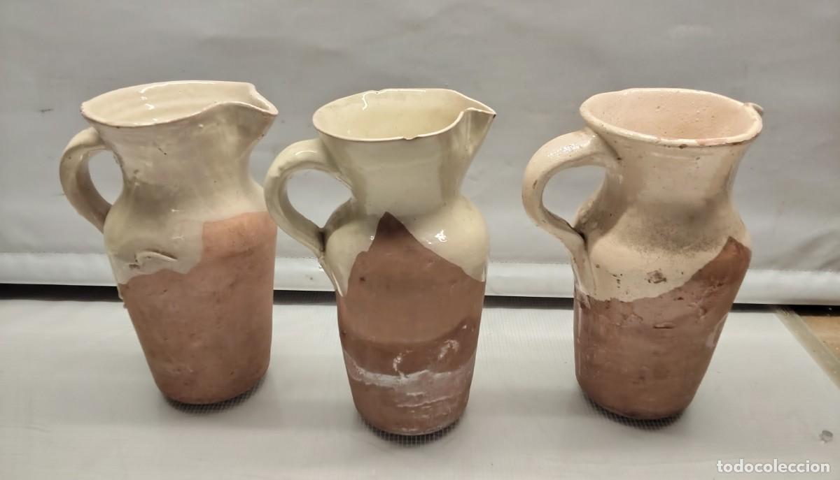 Antig&uuml;edades: Conjunto de jarras en cer&aacute;mica vasca - Foto 2