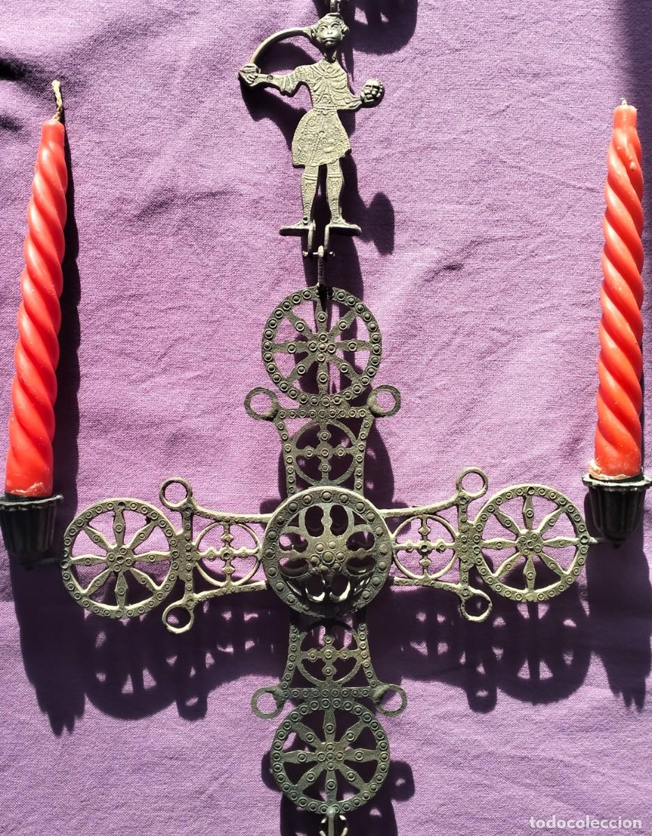Antiguidades: CRUZ BIZANTINA DE BRONCE tipo candelabro colgante. Grecia. Antiguo
