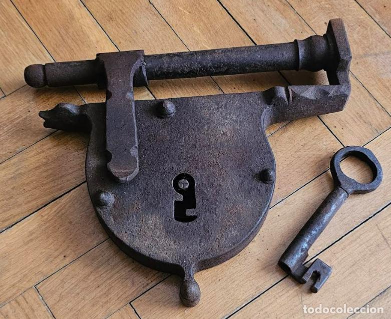 Antig&uuml;edades: Enorme cerrojo de hierro y con llave - Foto 2