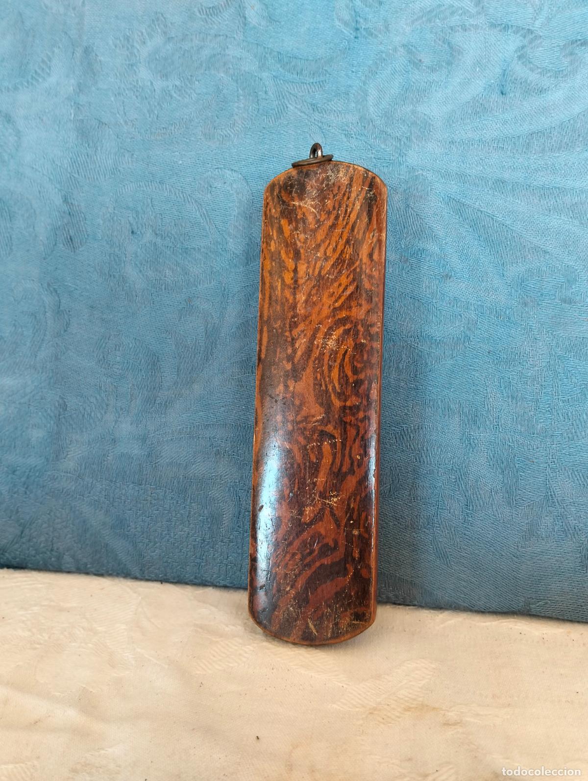 Antiquit&auml;ten: Cepillo de zapatos antiguo de madera y anilla para colgar