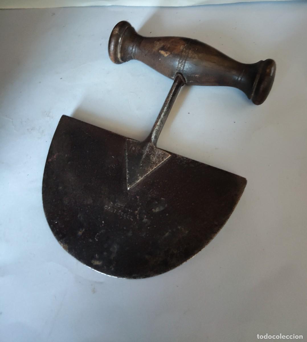 Antig&uuml;edades: Picador de hierbas De hierro y madera - Foto 1