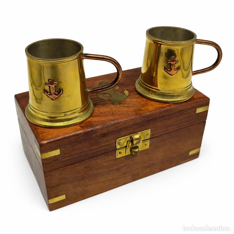 Antig&uuml;edades: Conjunto de dos chupitos con una caja de madera - Foto 1