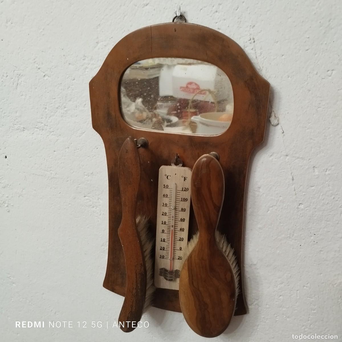 Antig&uuml;edades: ESPEJO PEQUE&Ntilde;O CON DOS CEPILLOS DE MADERA Y TERMOMETRO - Foto 1