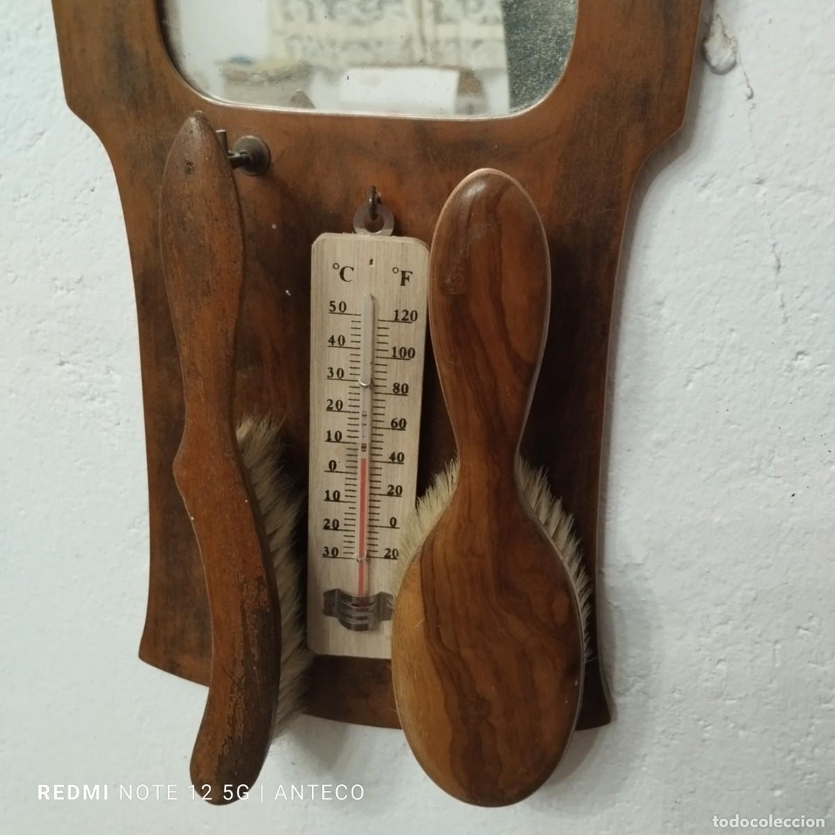Antig&uuml;edades: ESPEJO PEQUE&Ntilde;O CON DOS CEPILLOS DE MADERA Y TERMOMETRO - Foto 2
