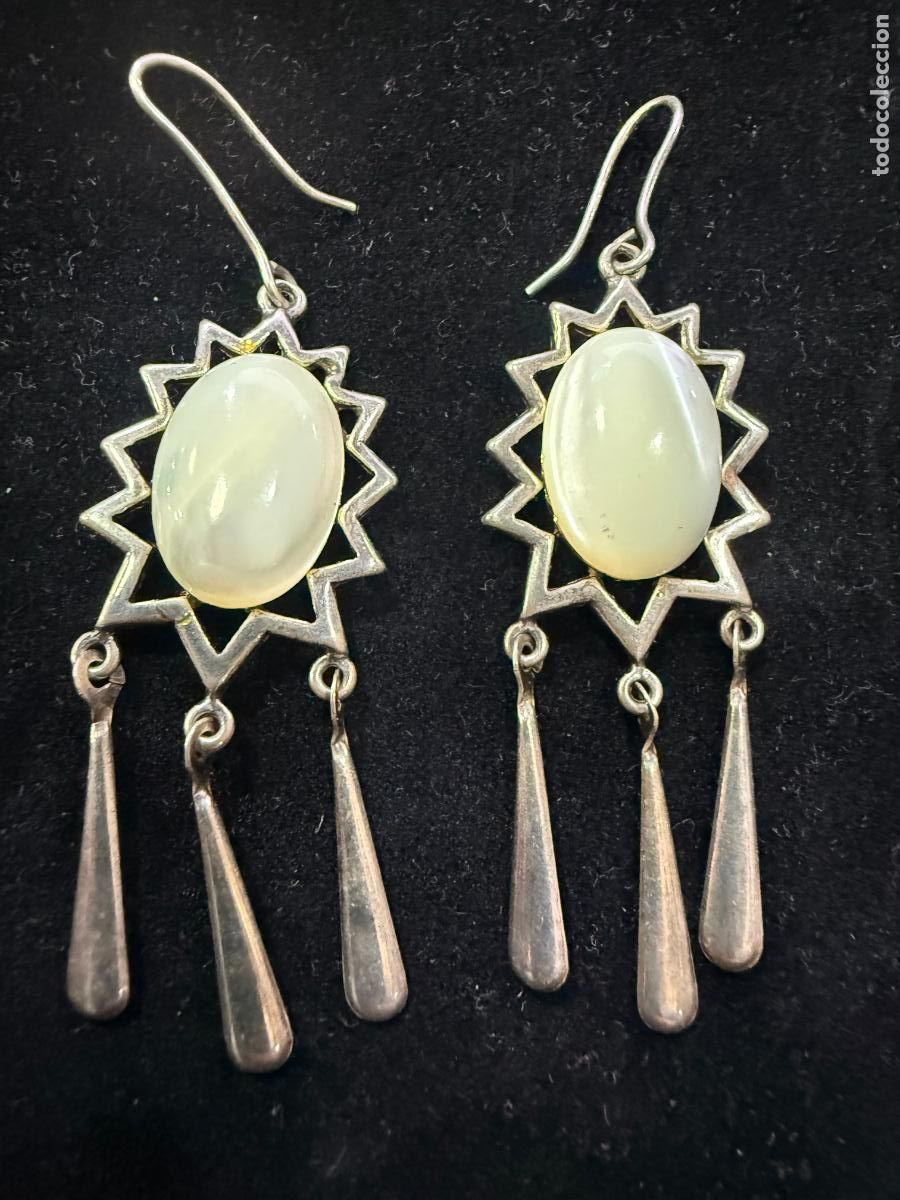 Antig&uuml;edades: PAREJA DE PENDIENTES DE PLATA CONTRASTADA Y NACAR - TOTAL 6 CM