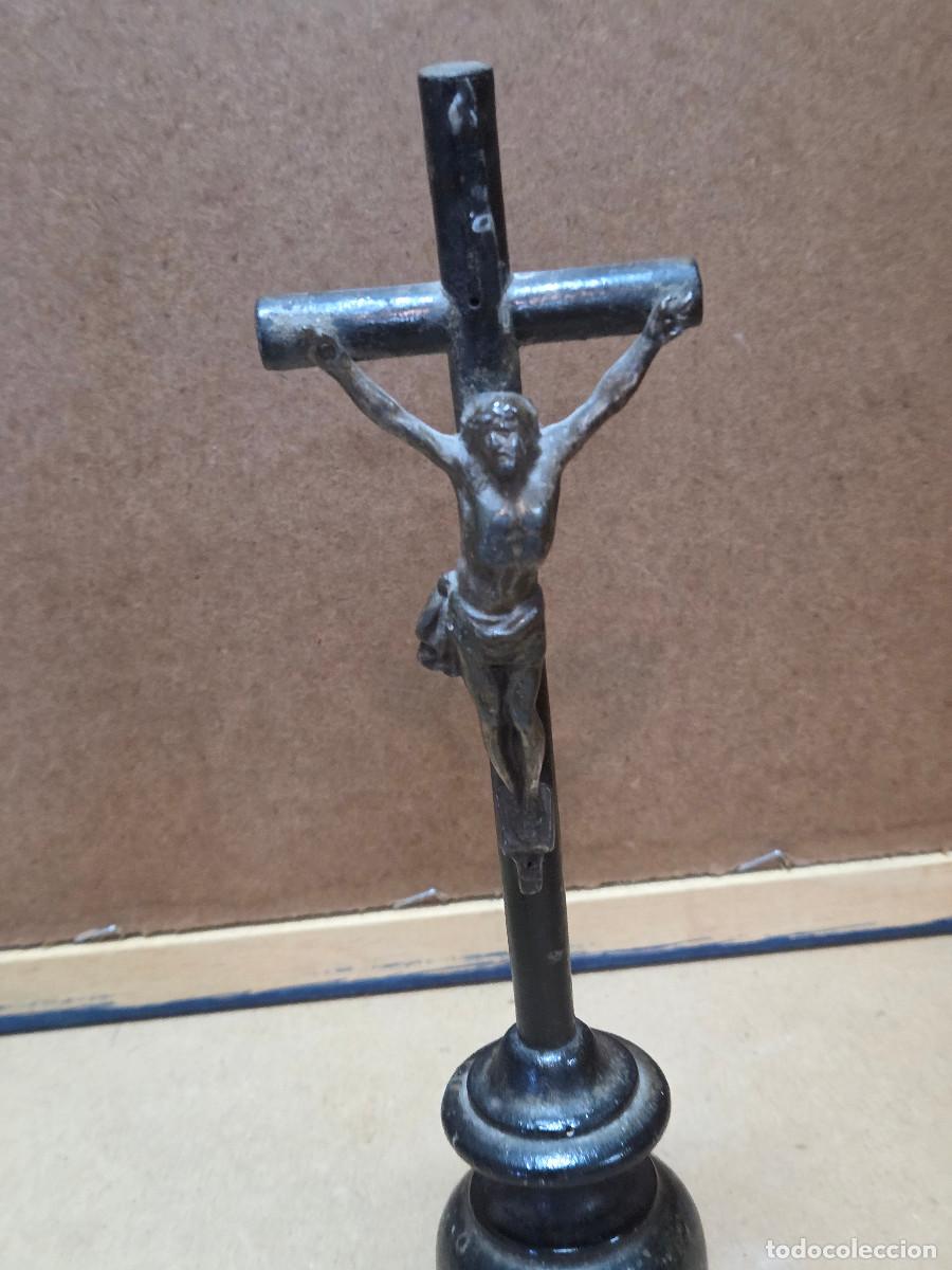 Antig&uuml;edades: crucifijo de madera y bronce - Foto 2