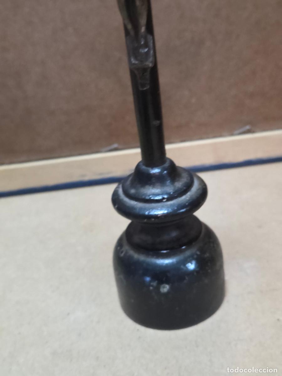 Antig&uuml;edades: crucifijo de madera y bronce - Foto 3