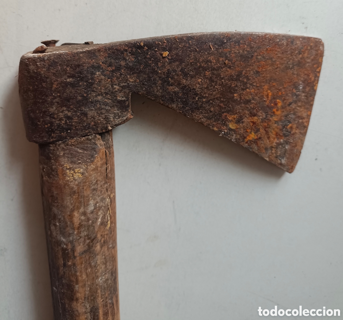 Antig&uuml;edades: Hacha antigua metal y madera