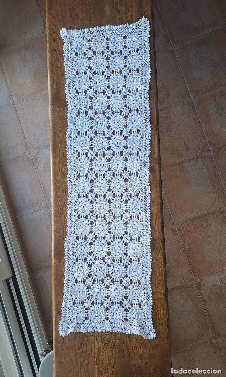 Antig&uuml;edades: TAPETE LARGO DE CROCHET Y DOS MAS - Foto 2