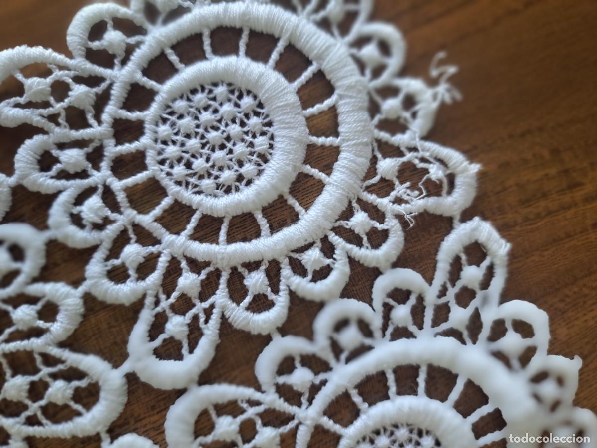 Antig&uuml;edades: TAPETE LARGO DE CROCHET Y DOS MAS - Foto 6