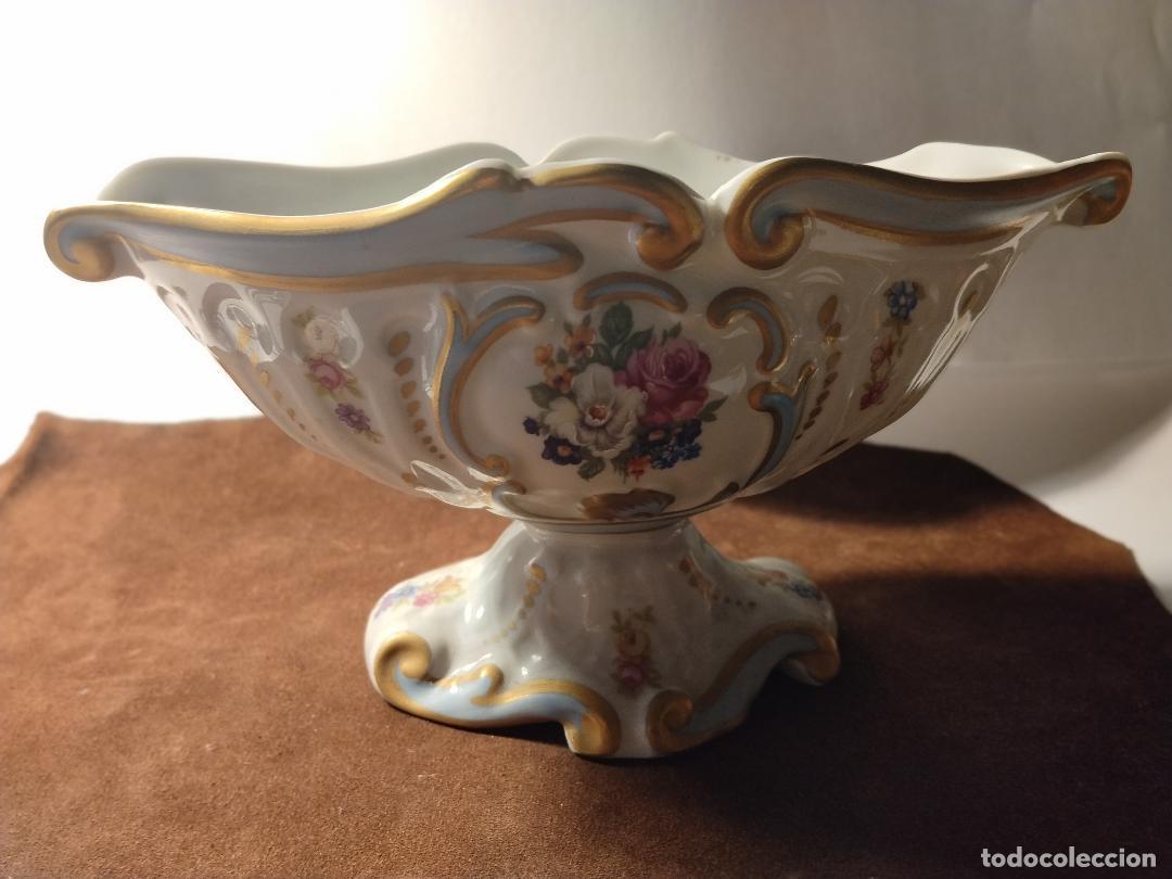 Antig&uuml;edades: Compotera de porcelana decorada &ndash; estilo rococ&oacute; - Foto 1