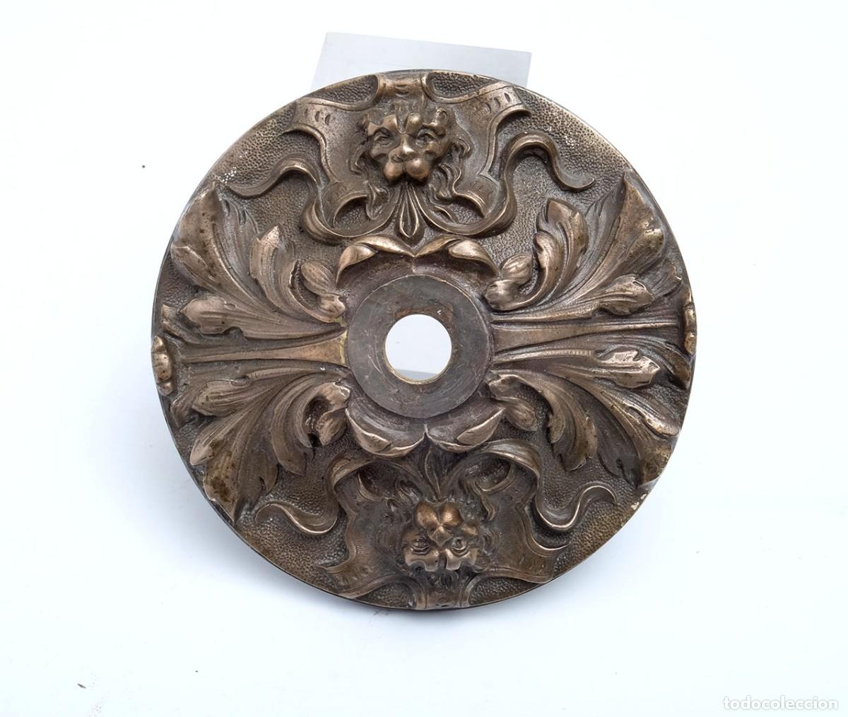 Antig&uuml;edades: Antigua roseta floron de bronce para l&aacute;mpara. Con Leones