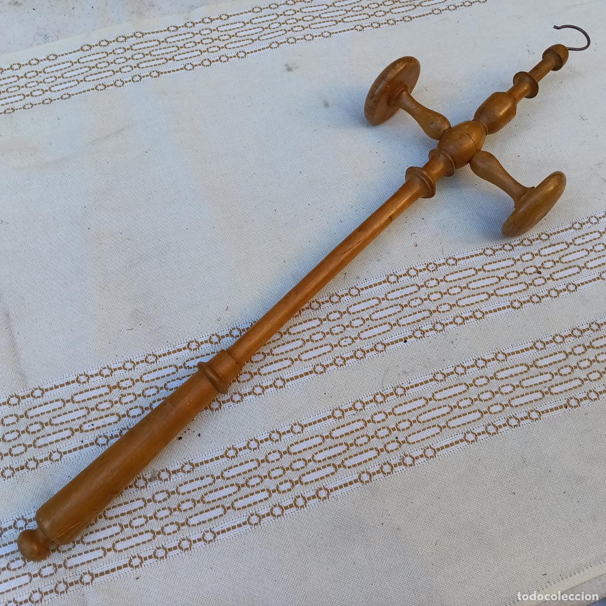 Antig&uuml;edades: PERCHA ANTIGUA DE MADERA EN FORMA DE CRUZ. - Foto 2