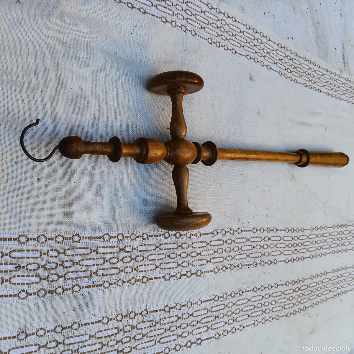 Antig&uuml;edades: PERCHA ANTIGUA DE MADERA EN FORMA DE CRUZ. - Foto 7