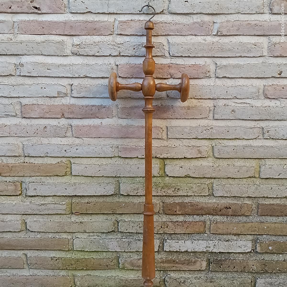 Antig&uuml;edades: PERCHA ANTIGUA DE MADERA EN FORMA DE CRUZ.