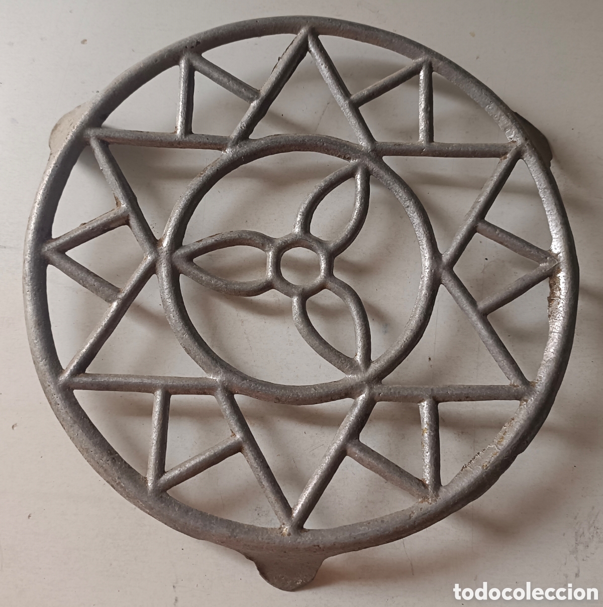 Antig&uuml;edades: Salvamanteles metalico - Foto 1